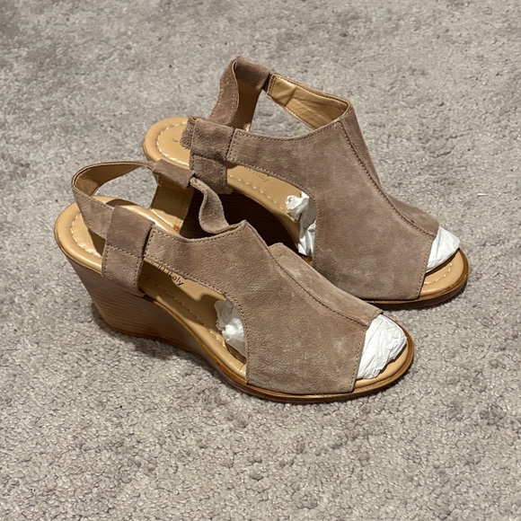 Chic Suede Tan Wedge Sandals - Picture 1 of 1